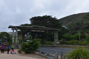 户外拱形景观处的休闲场景