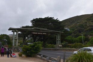 景区入口处的游客与风景