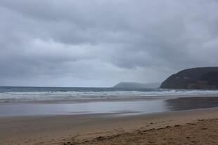 阴天下的宁静海滩