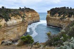 壮丽海岸峡谷景观