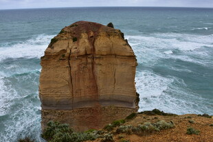 海岸边的壮观岩石