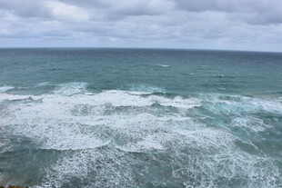 海浪翻涌的壮阔海景