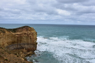 海岸悬崖边的壮阔海景