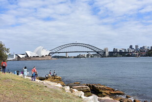 河畔赏景处 桥影映蓝天