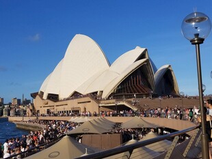 悉尼歌剧院前的热闹景象