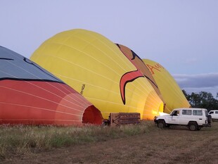 地面上的多彩热气球