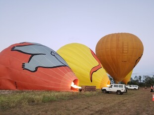 地面上的多彩热气球
