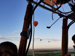 空中视角下的多彩热气球