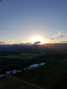 日出下的田园风光