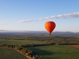 空中翱翔的橙红色热气球