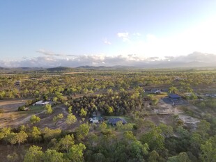 俯瞰绿意盎然的乡村景