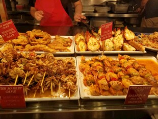 丰富多样的美味小吃陈列