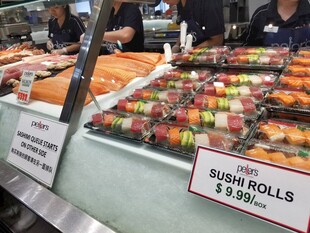 新鲜寿司卷陈列展示