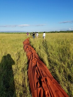 田野中红色长布景观
