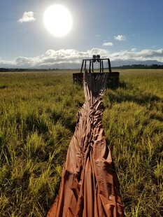 田野中铺设管道的机械