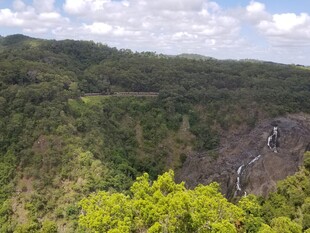 壮观山林瀑布景观