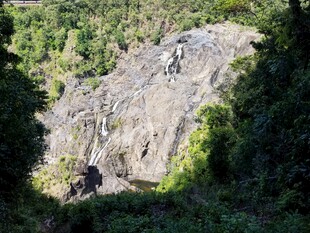 山间瀑布与繁茂绿植景观