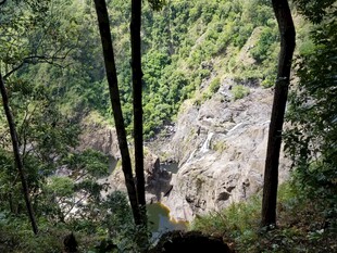 山林间的岩石景观