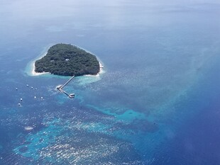 海中孤岛 碧蓝海水环绕
