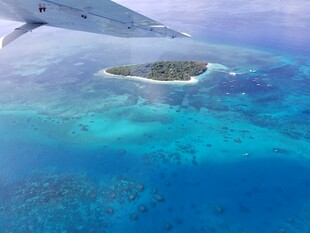 俯瞰蔚蓝大海中的小岛