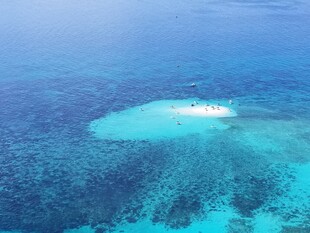 海上绝美珊瑚礁小岛