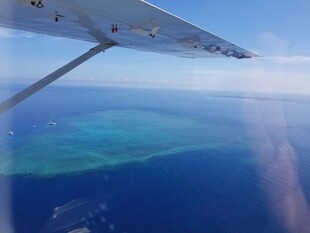 飞机视角下的蔚蓝海洋