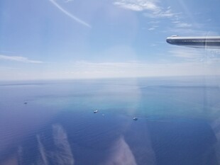 飞机掠过上空的蔚蓝景致