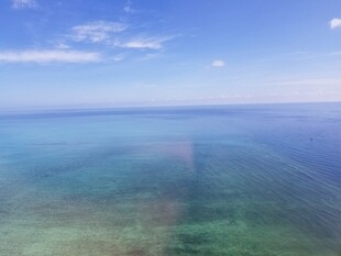 碧海蓝天的壮阔海景