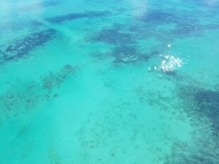俯瞰清澈碧蓝的海洋美景