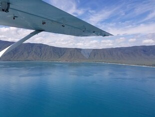 飞机视角下的蓝色湖泊风光