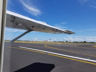 机场停机坪视角的晴朗天空