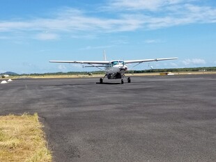飞机停在开阔跑道上