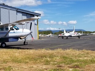 机场停放的小型飞机
