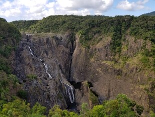 壮观峡谷瀑布自然美景