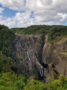 壮观山间瀑布景色