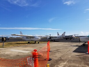 机场停机坪上的多架飞机