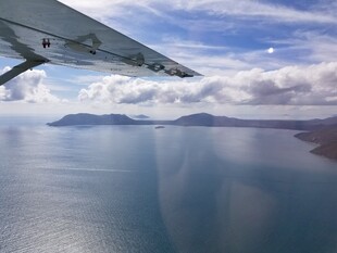 飞机视角下的辽阔水域景观