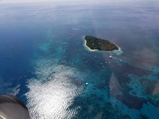俯瞰蔚蓝大海中的小岛