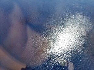 波光粼粼的水面景观