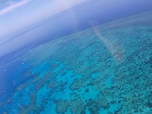 俯瞰蓝色海洋与珊瑚礁