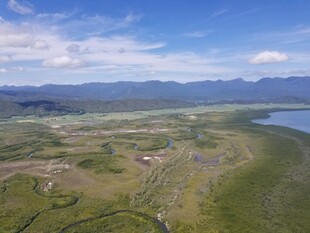 广袤原野与远山湖泊风光