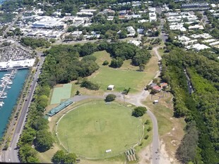 俯瞰城市中的绿地公园