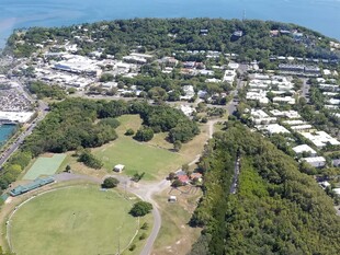 俯瞰海滨城镇景观