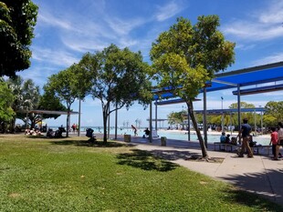 公园湖畔休闲场景