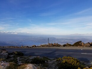 公路尽头的壮阔山海景色