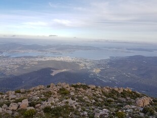 山顶俯瞰壮丽山川景色