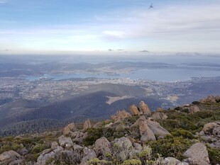 山顶俯瞰壮丽辽阔景观
