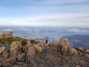 山顶徒步者与壮美风景