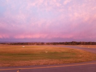 黄昏下的开阔公路与天空