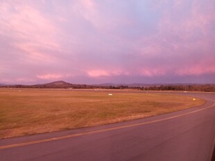 黄昏下的开阔公路美景